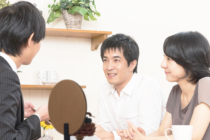 店頭でじっくり仏像と向き合う